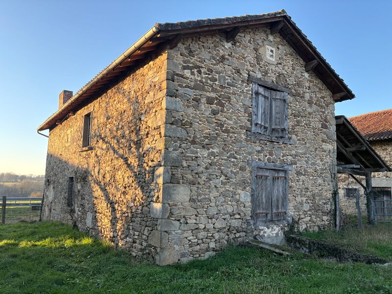 Maison à rénover avec granges