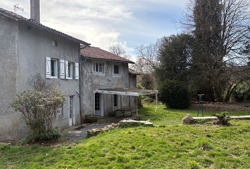 Maison en pierre avec dépendances et jardin
