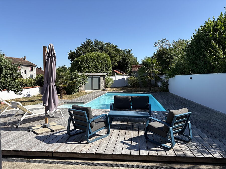 Secteur ouest, maison de ville avec piscine, jardin et garage!