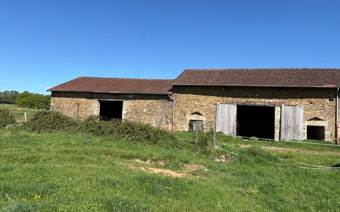 Deux granges avec terrain et source